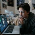 Дети научились обходить проверки возраста в интернете с помощью нарисованных усов